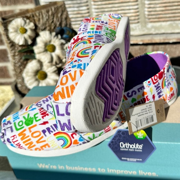 Toms PRIDE Shoes - Picture 3 of 4